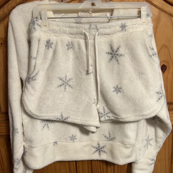 Cozie By Pink Rose 2 Piece Fleece Snowflakes Pajama Set - Picture 2 of 7